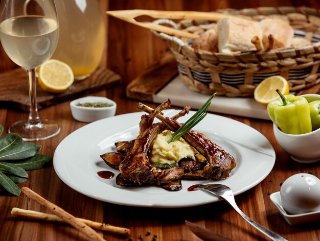 Kebab di costolette di agnello servito con purè di patate