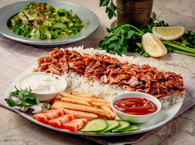 kebab di iskender con riso e verdure