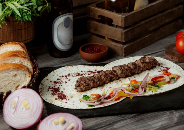 Kebab di Lule con insalata di cipolle al lavash