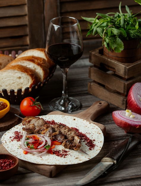 Kebab di Lule con insalata di cipolle all'interno del pane di lavash