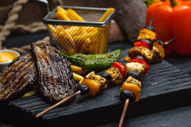 Kebab di pollo con patatine fritte e verdure