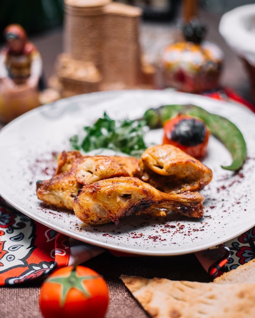 Kebab di pollo di vista laterale con le verdure e la cipolla di pomodoro calde grigliate del peperone verde sulla pita