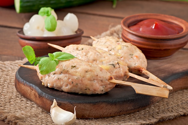 Kebab di pollo tritato con aneto e prezzemolo