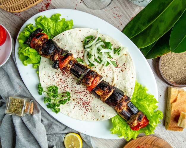 kebab di verdure su pane pita con erbe e cipolle