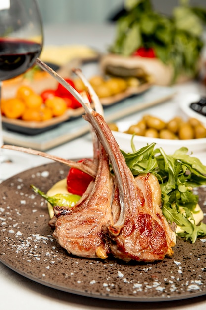 Kebab Entrecote servito con rucola e bicchiere di vino