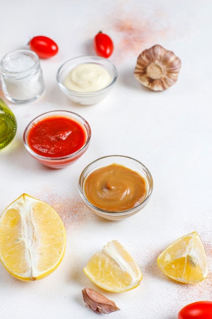 Ketchup fatto in casa, senape e salsa di maionese.