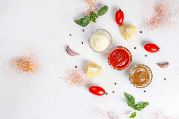 Ketchup fatto in casa, senape e salsa di maionese.