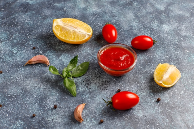 Ketchup fatto in casa, senape e salsa di maionese.