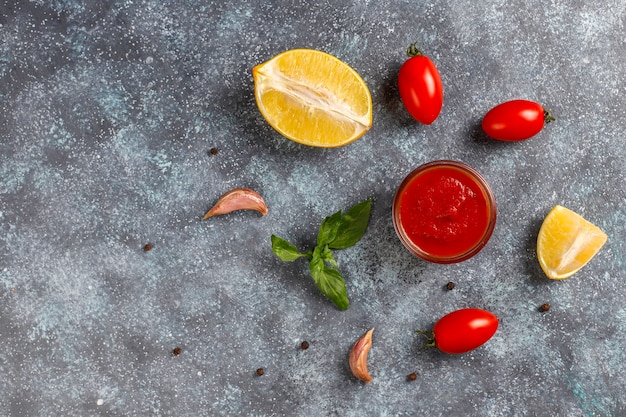 Ketchup fatto in casa, senape e salsa di maionese.