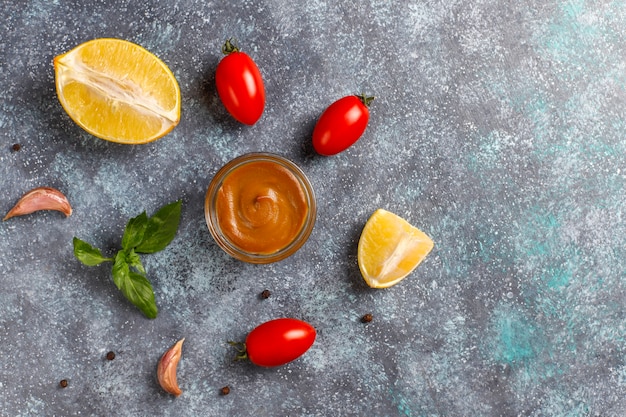 Ketchup fatto in casa, senape e salsa di maionese.