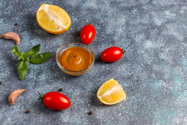 Ketchup fatto in casa, senape e salsa di maionese.