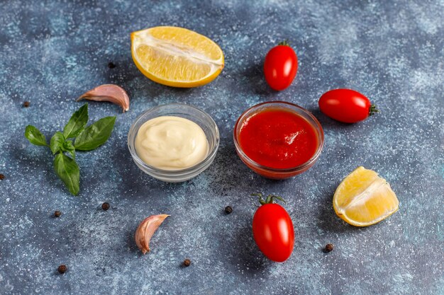 Ketchup fatto in casa, senape e salsa di maionese.