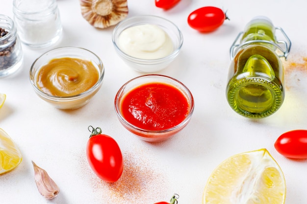 Ketchup fatto in casa, senape e salsa maionese.