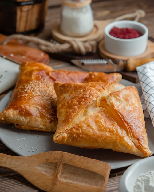 Khachapuri croccante con semi di sesamo