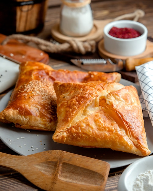 Khachapuri quadrato con pasta sfoglia