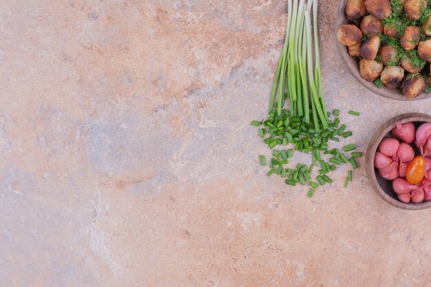 Khinkali caucasico in una tazza di legno con erbe e verdure marinate.