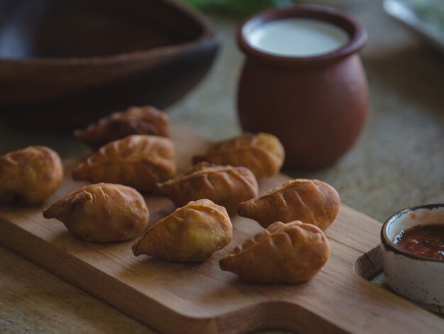 Khinkali georgiano arrosto con una pentola di yogurt.