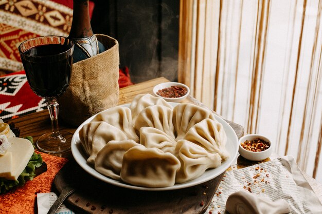 Khinkali georgiano sul tavolo