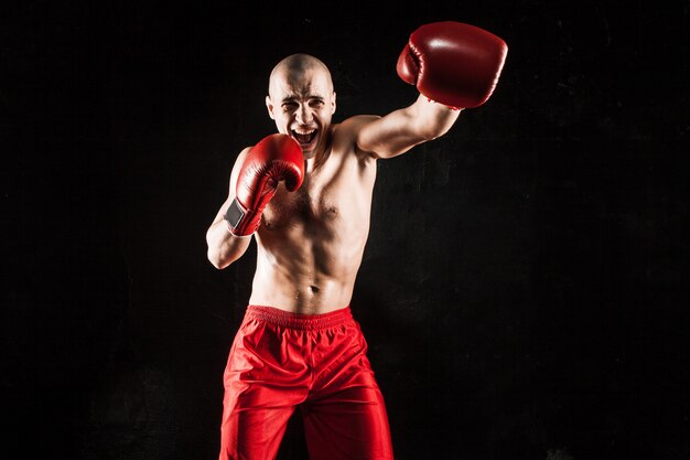 kickboxing del giovane sul nero