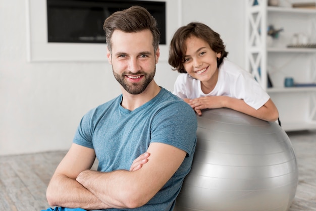 Kid e suo padre fanno sport a casa