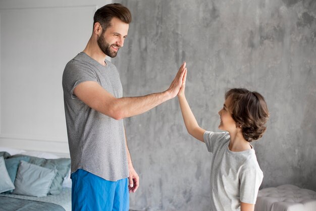 Kid e suo padre fanno sport a casa