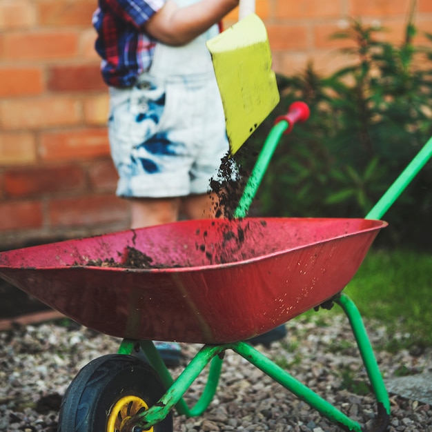 Kid in giardino