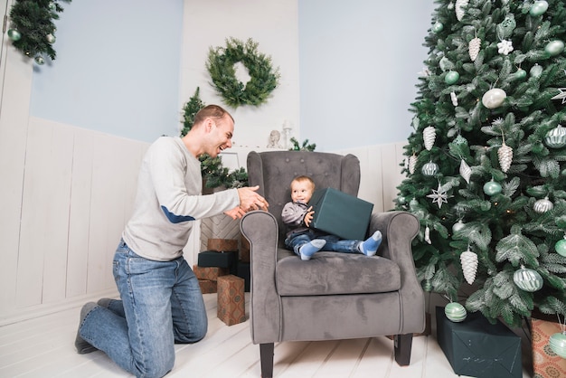 Kid on couch con grande regalo