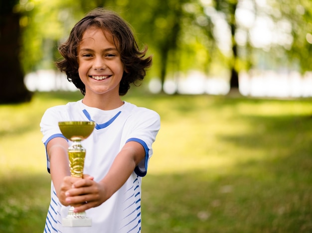 Kid vittorioso dopo una partita di calcio