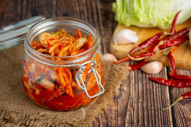 kimchi pronto da mangiare in barattolo di vetro