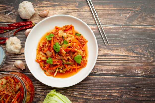 kimchi pronto da mangiare nel piatto bianco