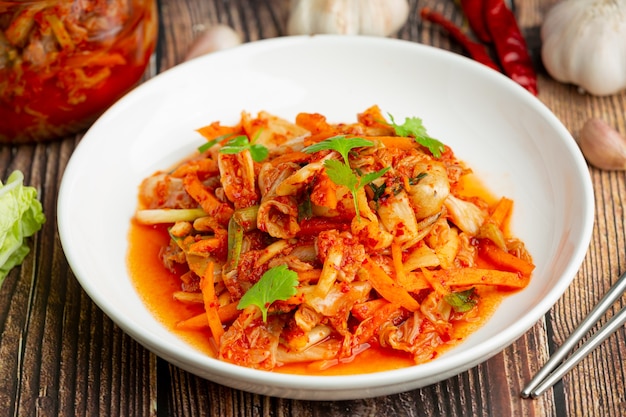 kimchi pronto da mangiare nel piatto bianco