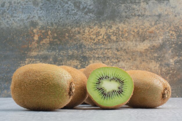 Kiwi maturi sulla tavola di pietra. Foto di alta qualità