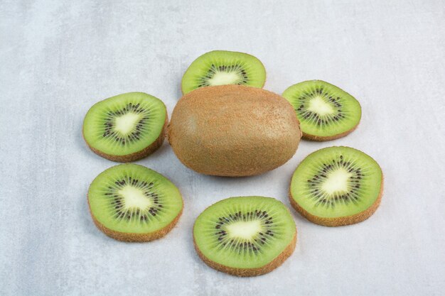 Kiwi maturo e fette su fondo di pietra