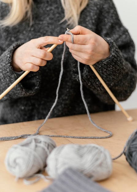 Knitter del primo piano che è creativo