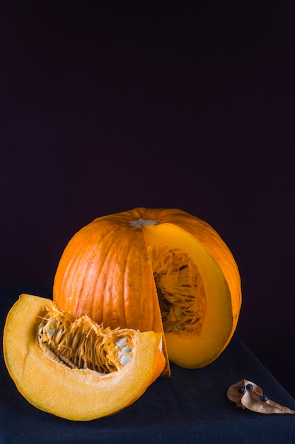 Koelreuteria paniculata e fetta di zucca matura su sfondo nero