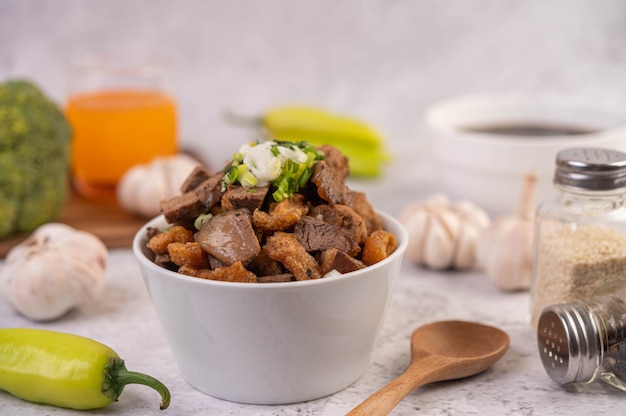 Kuay Jab in una tazza con polpette di carne di maiale e cracker di maiale.