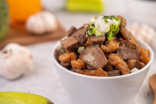 Kuay Jab in una tazza con polpette di carne di maiale e cracker di maiale.