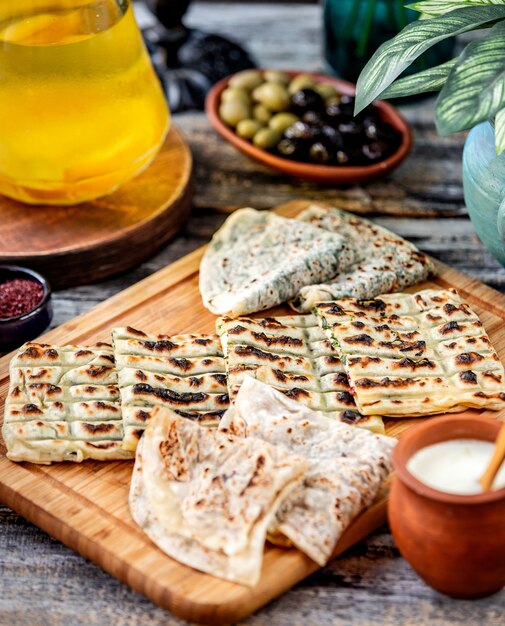 Kutab con verdure e skate su una tavola di legno