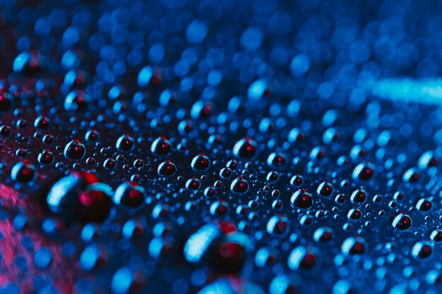 L&#39;acqua blu luminosa fresca cade la priorità bassa