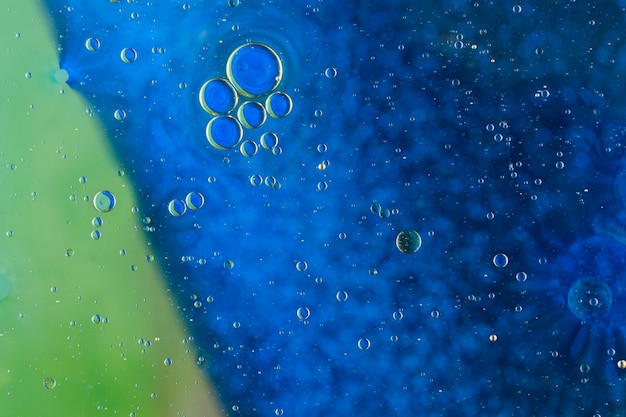 L&#39;acqua bolle sopra lo sfondo verde e blu