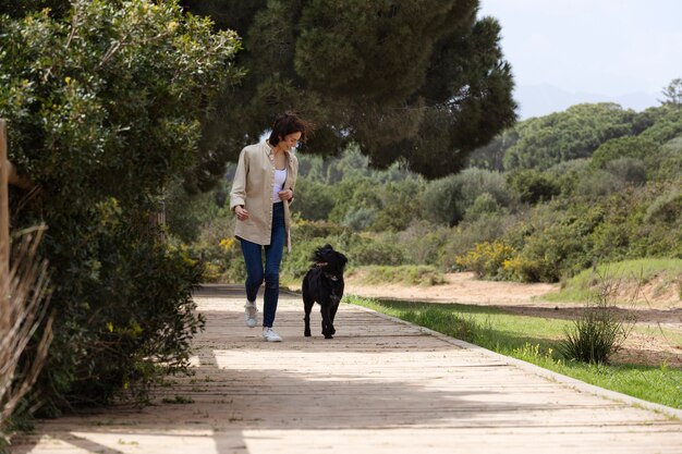 L'addestratore di cani interagisce con il suo animale domestico