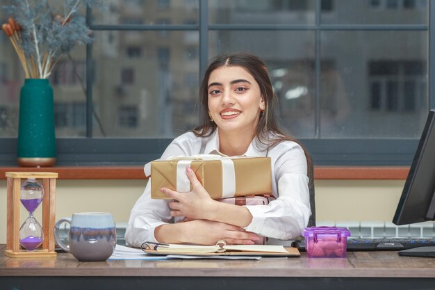 L'adorabile ragazza abbracciò le scatole regalo e sorrise