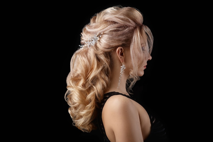 Foto gratuito l&#39;affascinante donna ha una bella pettinatura