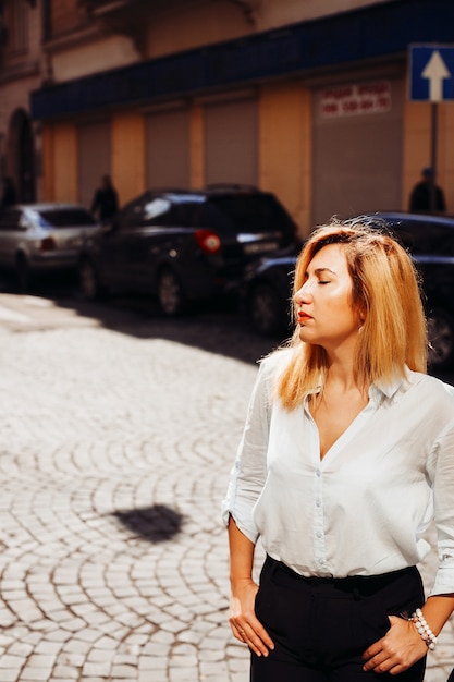 L&#39;affascinante donna in piedi sulla strada