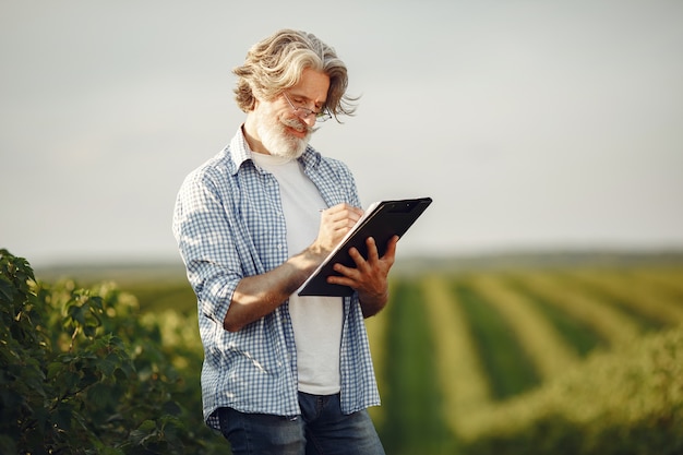 L'agricoltore esamina il campo. Agronomo o agricoltore esamina la crescita del grano.