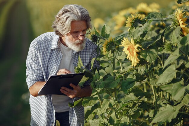 L'agricoltore esamina il campo. Agronomo o agricoltore esamina la crescita del grano.