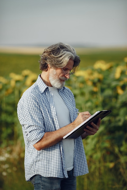 L'agricoltore esamina il campo. Agronomo o agricoltore esamina la crescita del grano.