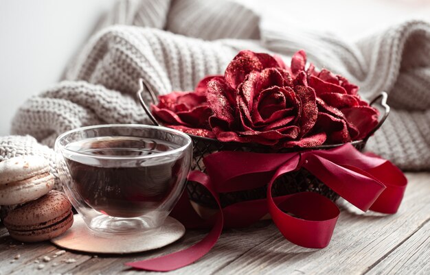 L'amore della composizione domestica accogliente è per San Valentino con elementi decorativi e tazza di tè.