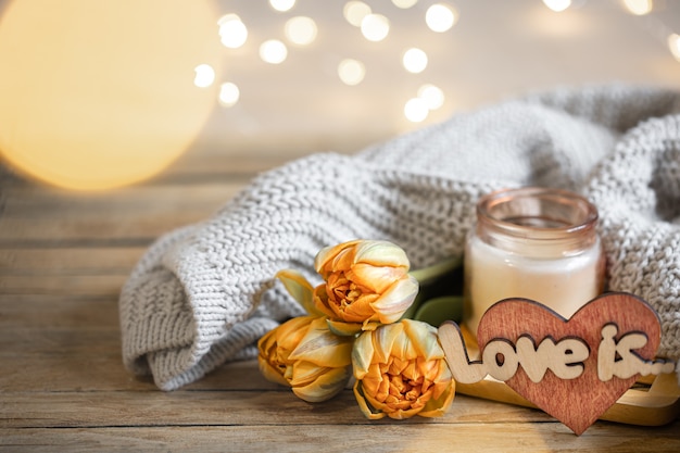 L'amore romantico della natura morta domestica è per San Valentino con fiori ed elementi decorativi su uno sfondo sfocato con bokeh.