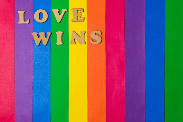 Foto gratuito l'amore vince le parole e la luminosa bandiera gay
